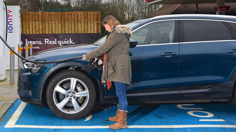 Σε ποια ευρωπαϊκή χώρα ξεπουλάνε τα ηλεκτρικά;